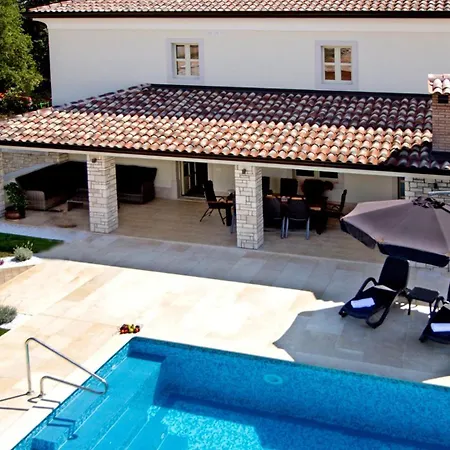 Villa Rustic Lori With Whirpool And Grill Near Por