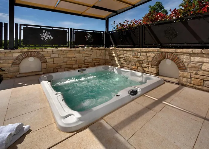 Rustic Lori With Whirpool And Grill Near Por Nova Vas (Porec)